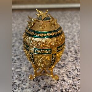 Joan Rivers Music box Egg and stand Green / Gold / Working